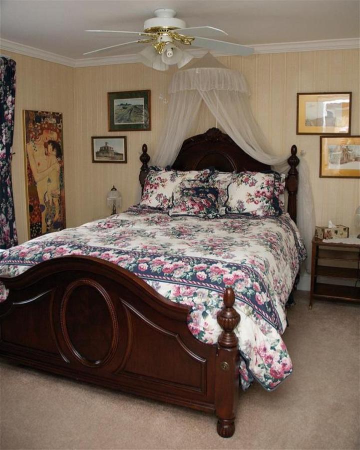 Bondy House Bed & Breakfast Amherstburg Exterior foto