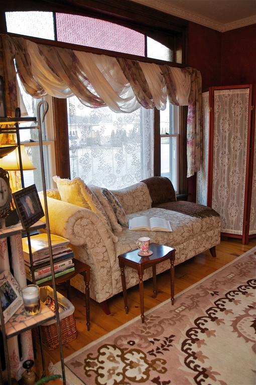 Bondy House Bed & Breakfast Amherstburg Exterior foto