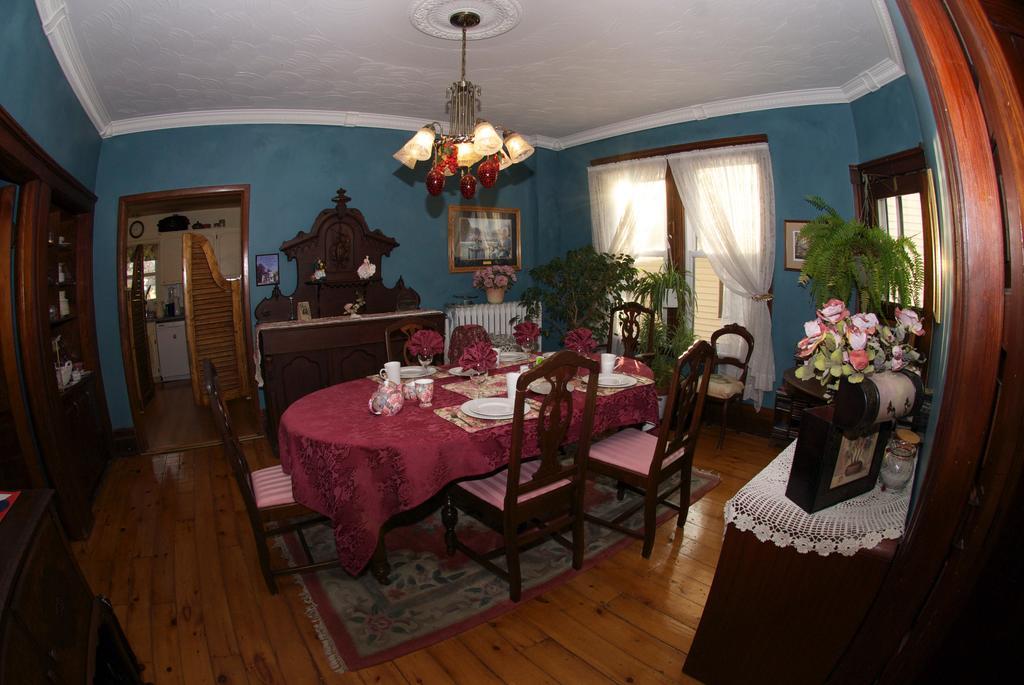 Bondy House Bed & Breakfast Amherstburg Exterior foto